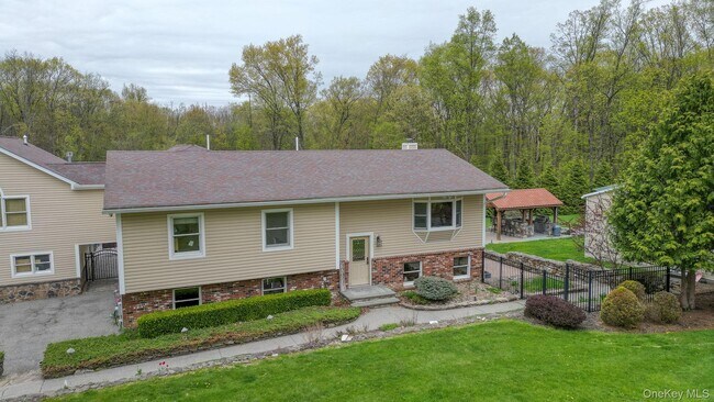 Foto del edificio - 809 Highland Lake Rd