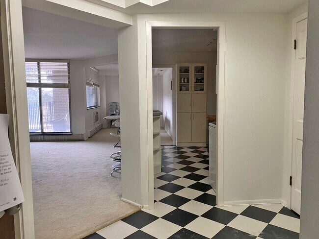 Building Photo - 1050 Wall St