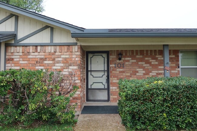 Building Photo - 101 Travis Ln