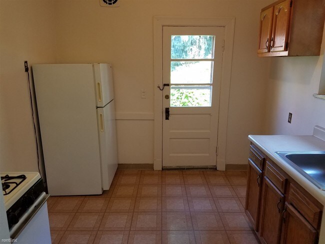 Building Photo - 2 br, 1 bath Townhome - 8 Edith Place