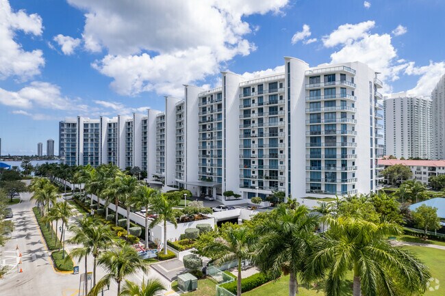Building Photo - Echo Aventura
