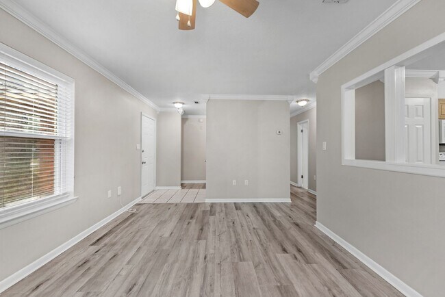 Foto del edificio - Charming 3 Bedroom Home in Pine Meadows – Prime Fort Walton Beach Location