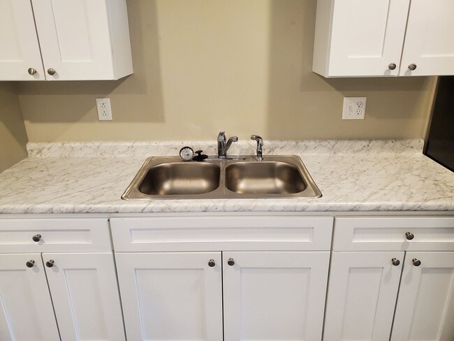 Building Photo - 2 Bedroom, 1.5 Bath Townhouse