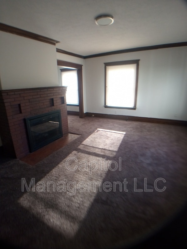 Building Photo - 229 W Lapeer St