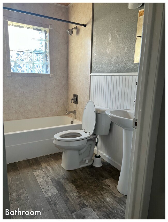 Building Photo - 226 E Murray St