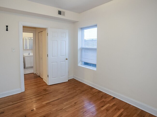 Interior Photo - 3521-29 N. Broadway