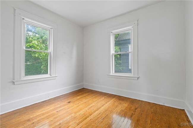 Building Photo - 148 Lilac St