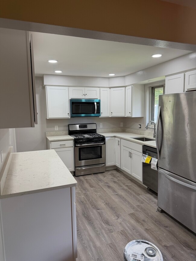 Building Photo - 421 Wyndhurst Dr