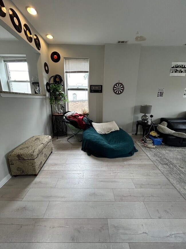 Foto del edificio - 2246 W Belden Ave