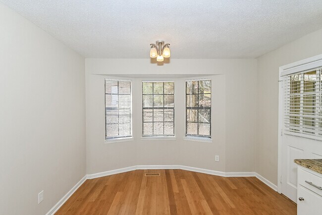 Foto del edificio - 6836 Markham Dr