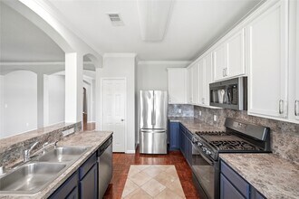 Building Photo - 1707 E Highlands Crossing