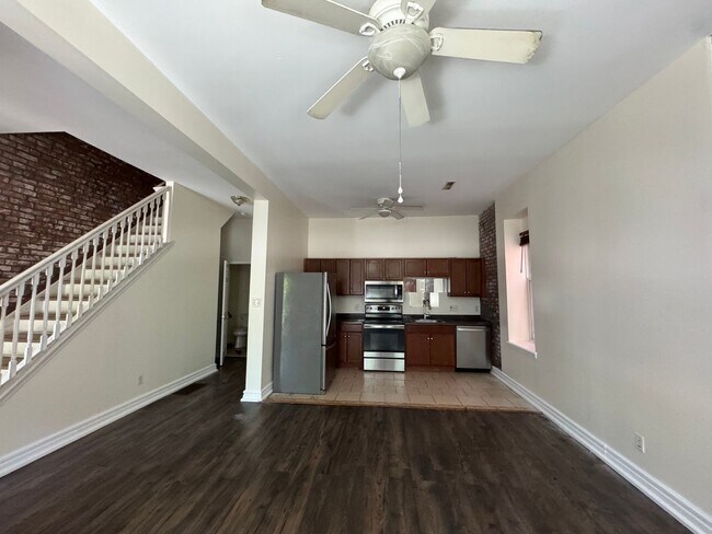 Foto del edificio - 2027 Russell Blvd