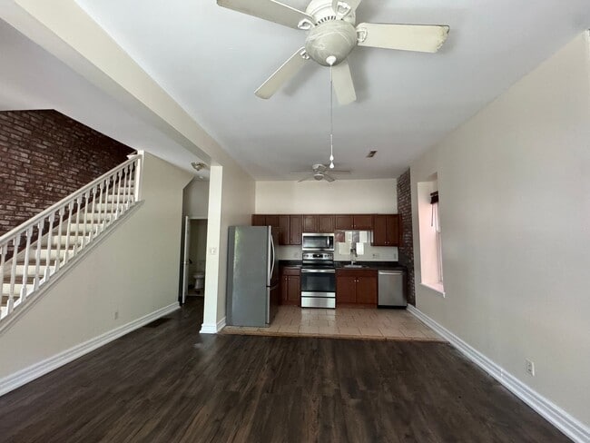 Building Photo - 2027 Russell Blvd