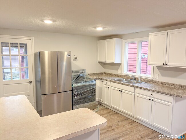 Building Photo - 37 Mathewson Ave