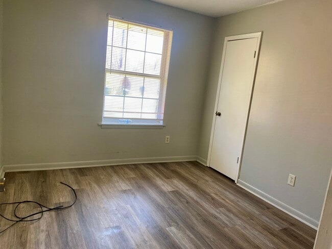 Building Photo - 1225 Eastside Ln