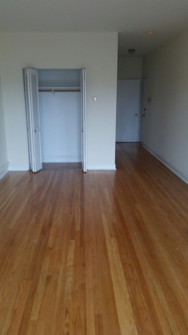 Building Photo - 1329 W Estes Ave