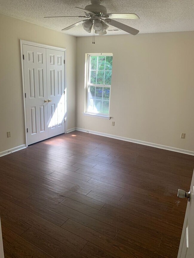 Building Photo - City Home located in Quiet Community