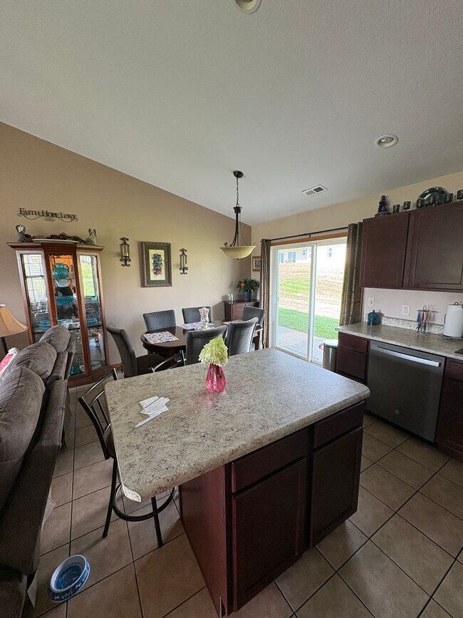 Foto del edificio - 3 Bedroom 2 Bathroom Duplex
