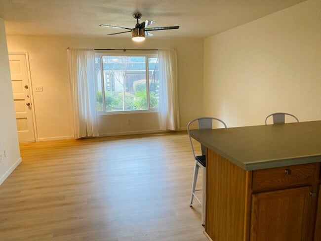 Foto del edificio - $1,550 Palm & Shaw, 2 Bedroom Condo - N Wi...