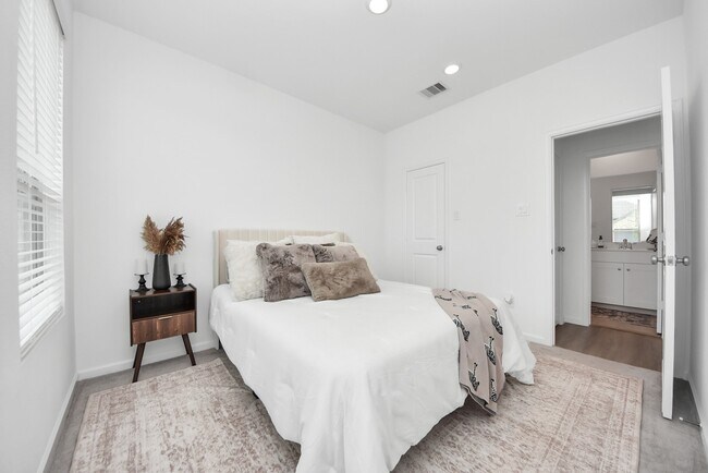 Building Photo - 4946 Sky Blf Dr