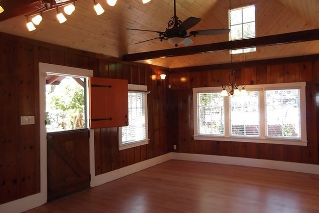 Building Photo - 890 Golf Club Rd