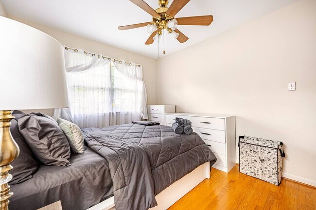 Foto del edificio - 7527 Fairwood Ln