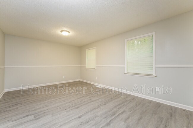 Building Photo - 1880 Shamrock Dr