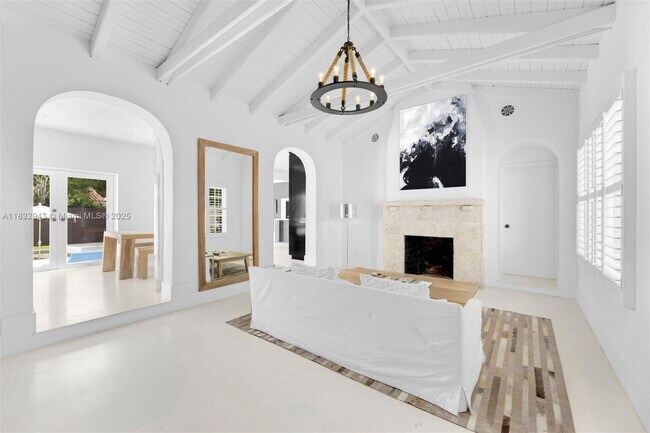 Foto del edificio - 712 NE 72nd St