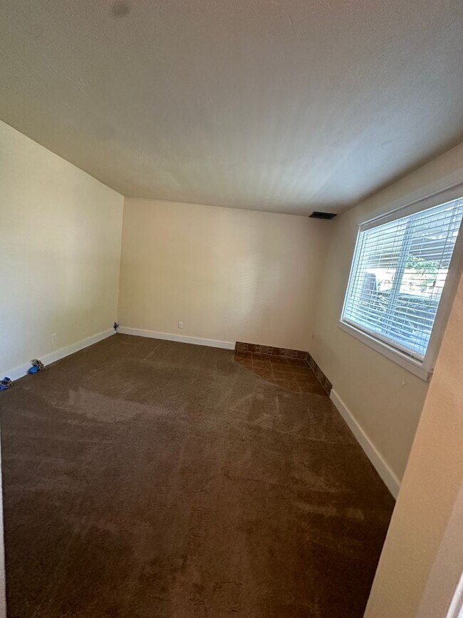 Foto del edificio - Condo living at it's best! Available now 2...