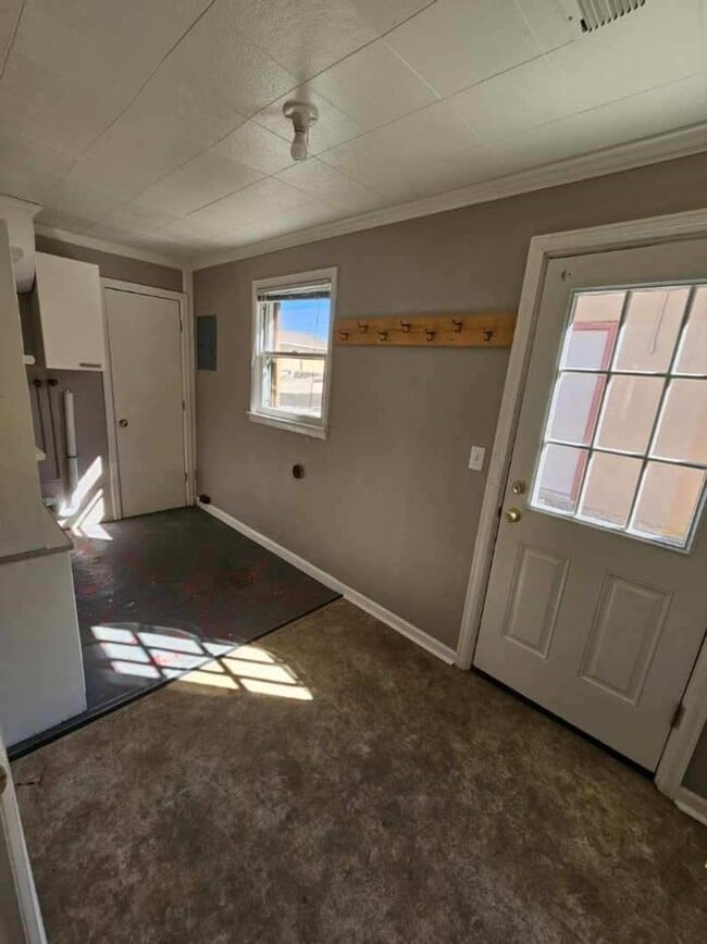 Building Photo - Two Bedroom/One Bathroom Home with Garage