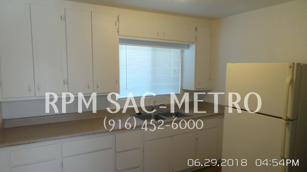 Building Photo - 2 Bed / 1 Bath Duplex In Sacramento!