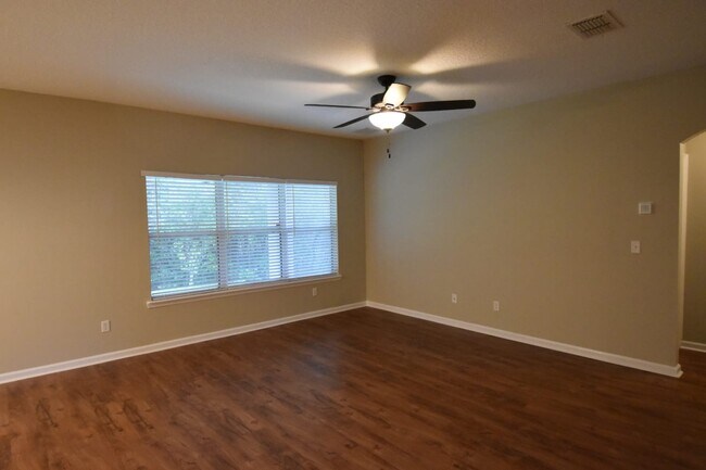 Building Photo - 218 Thornloe Dr
