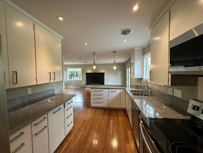 Building Photo - Application Pending - 3 Bedroom House For ...