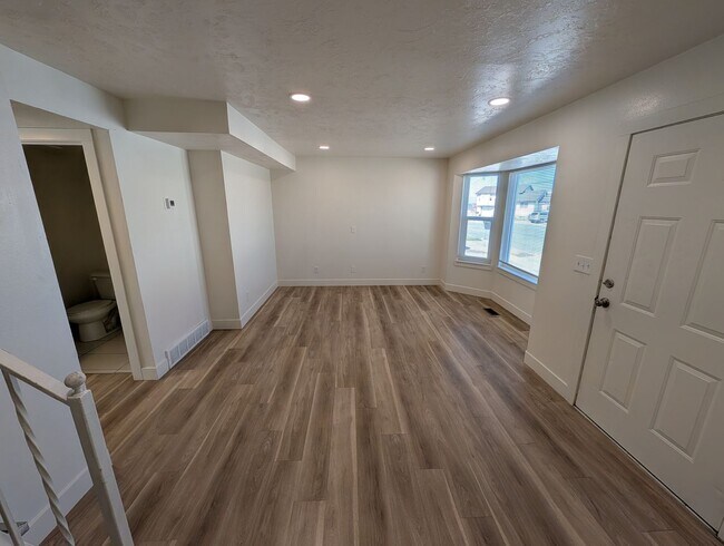 Foto del edificio - Twin Home with a 3-bedroom 1.5 Bath and Fenced Backyard