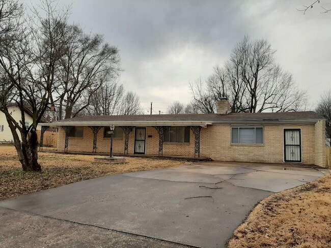 Foto del edificio - Totally Updated! New kitchen! 2 Living Areas! Kickapoo School District! $1,295