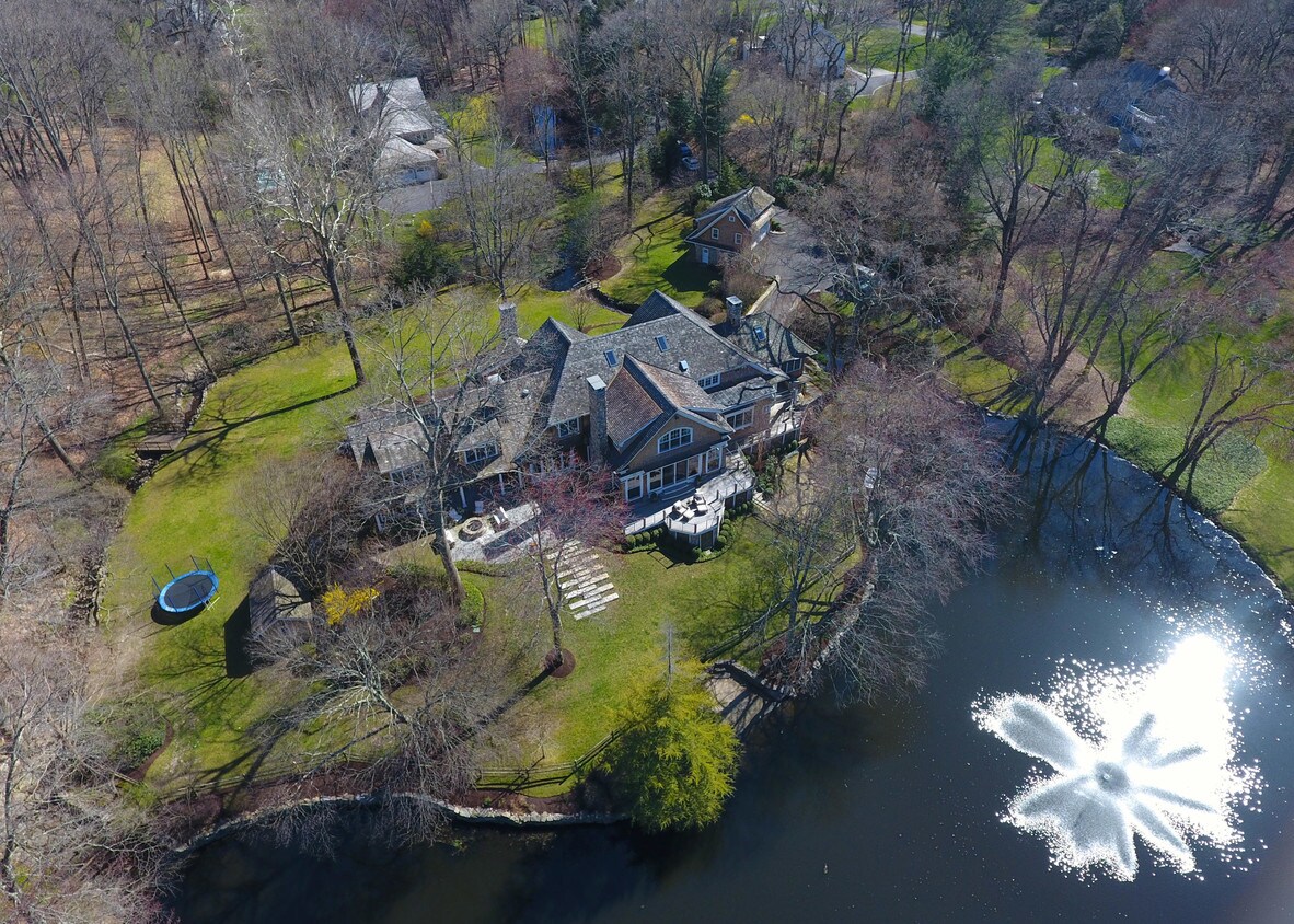 Primary Photo - 20 Driftway Ln