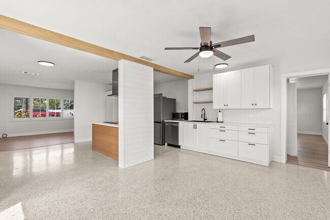 Foto del edificio - NEWLY RENOVATED Home For Rent in St Pete!