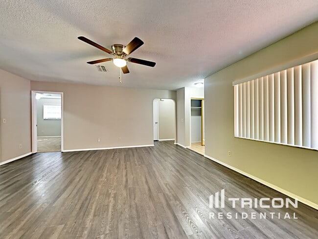 Building Photo - 202 Valley Dr