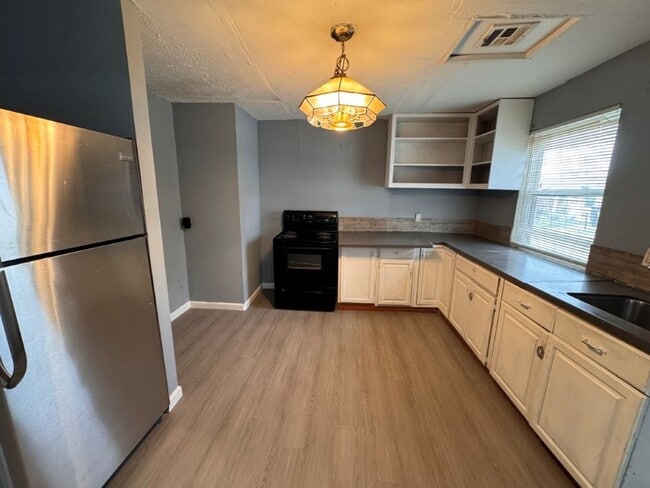 Building Photo - 1 bed brand new flooring and paint! easy application and move in!