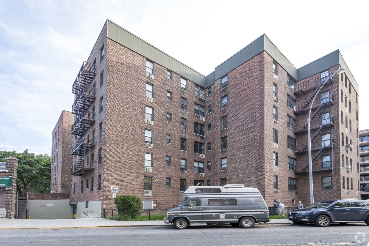 Building Photo - 35-15 Leverich St