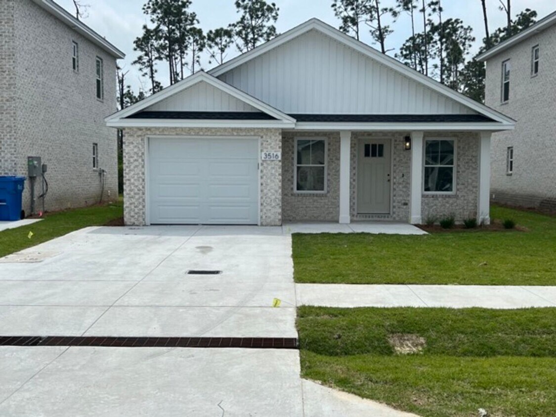 Primary Photo - 3 bed 2 bath House