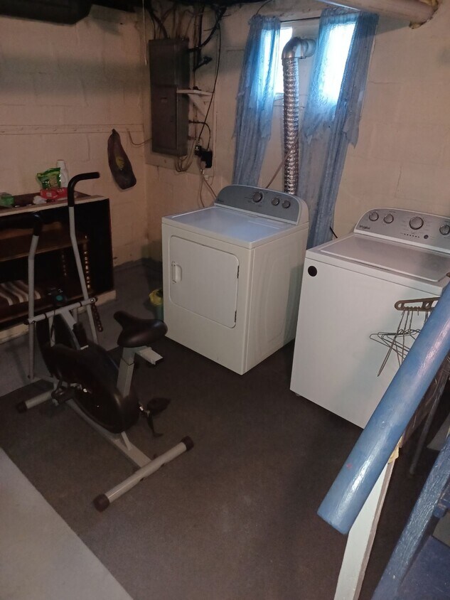 Building Photo - 407 Walnut St