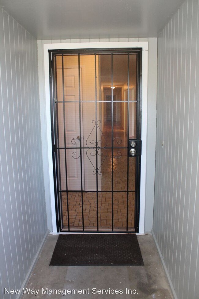 Foto del edificio - 5 br, 3 bath House - 665 Midway Blvd.