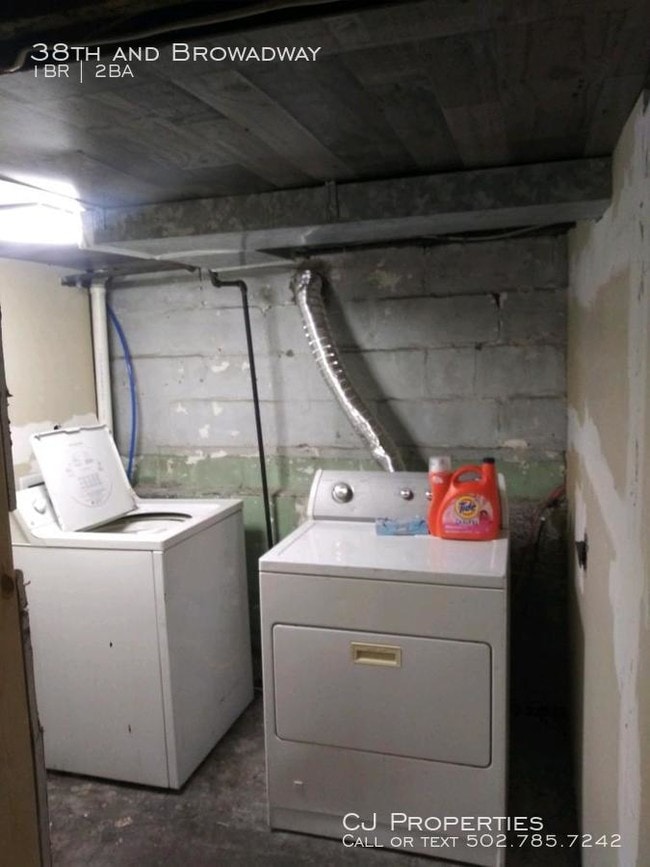 Building Photo - 38th and Broadway Room Share
