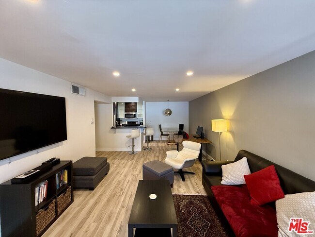Foto del edificio - 8530 Holloway Dr