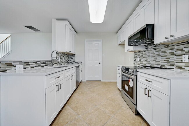 Foto del edificio - Fenced Yard, Fresh Paint, Open Floor Plan
