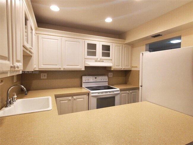 Building Photo - 9301 SW 92nd Ave