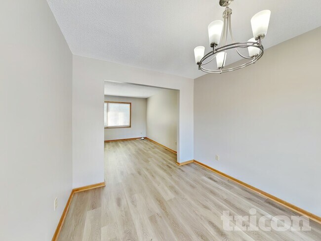 Foto del edificio - 11051 Quebec Ave N