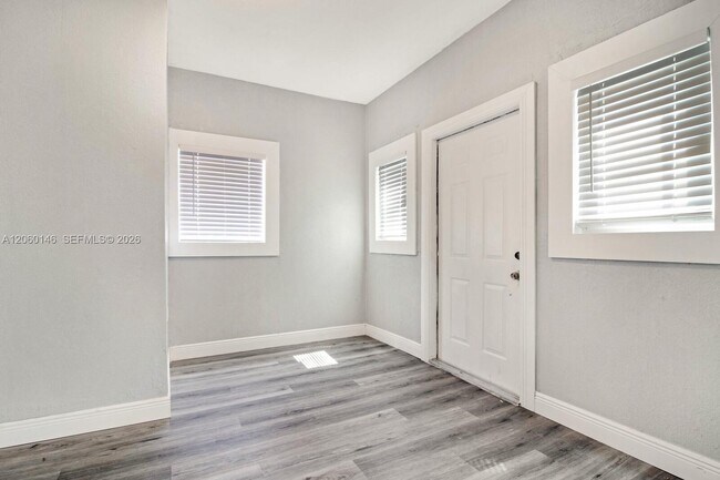 Foto del edificio - 327 SW 20th St