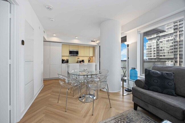 Building Photo - 225 Adelaide St W